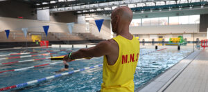 maitre nageur sur le bord de la piscine de Brive