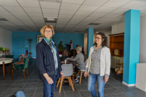 Les bénévoles d'Emmaüs heureux de montrer leur café solidaire