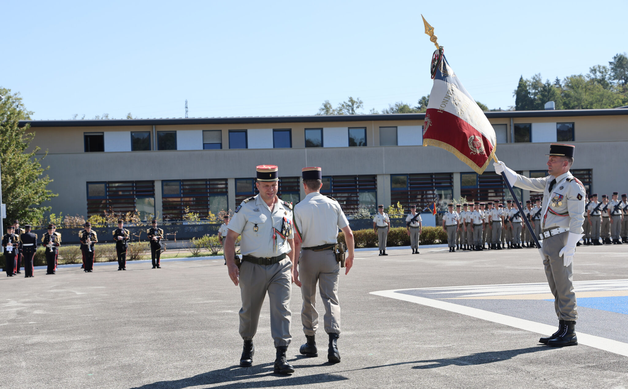 Les deux colonels inversant leur place devant le drapeau du régiment