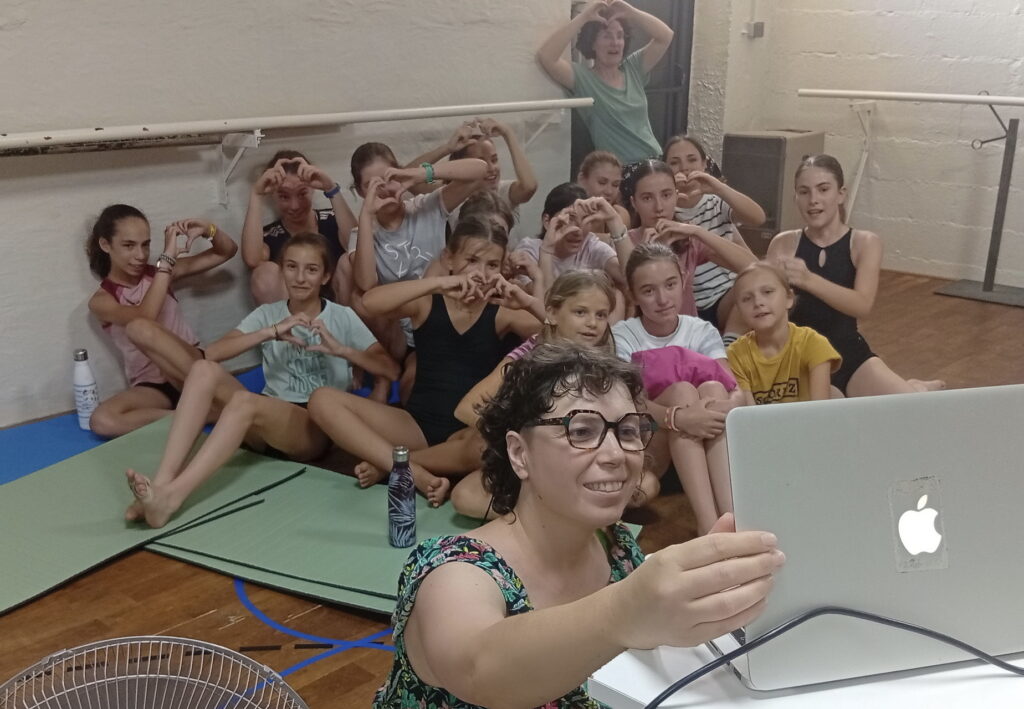 Danseuses du New danse studio en visio avec le Brésil. DR