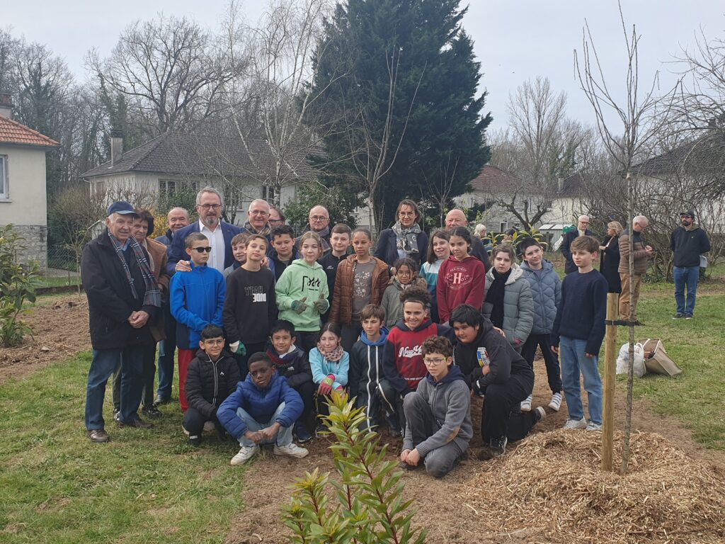 Plantation Jardin Lalo avec les habitants- 20250320_104751