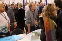 Des bénévoles auprès des auteurs sur les stands